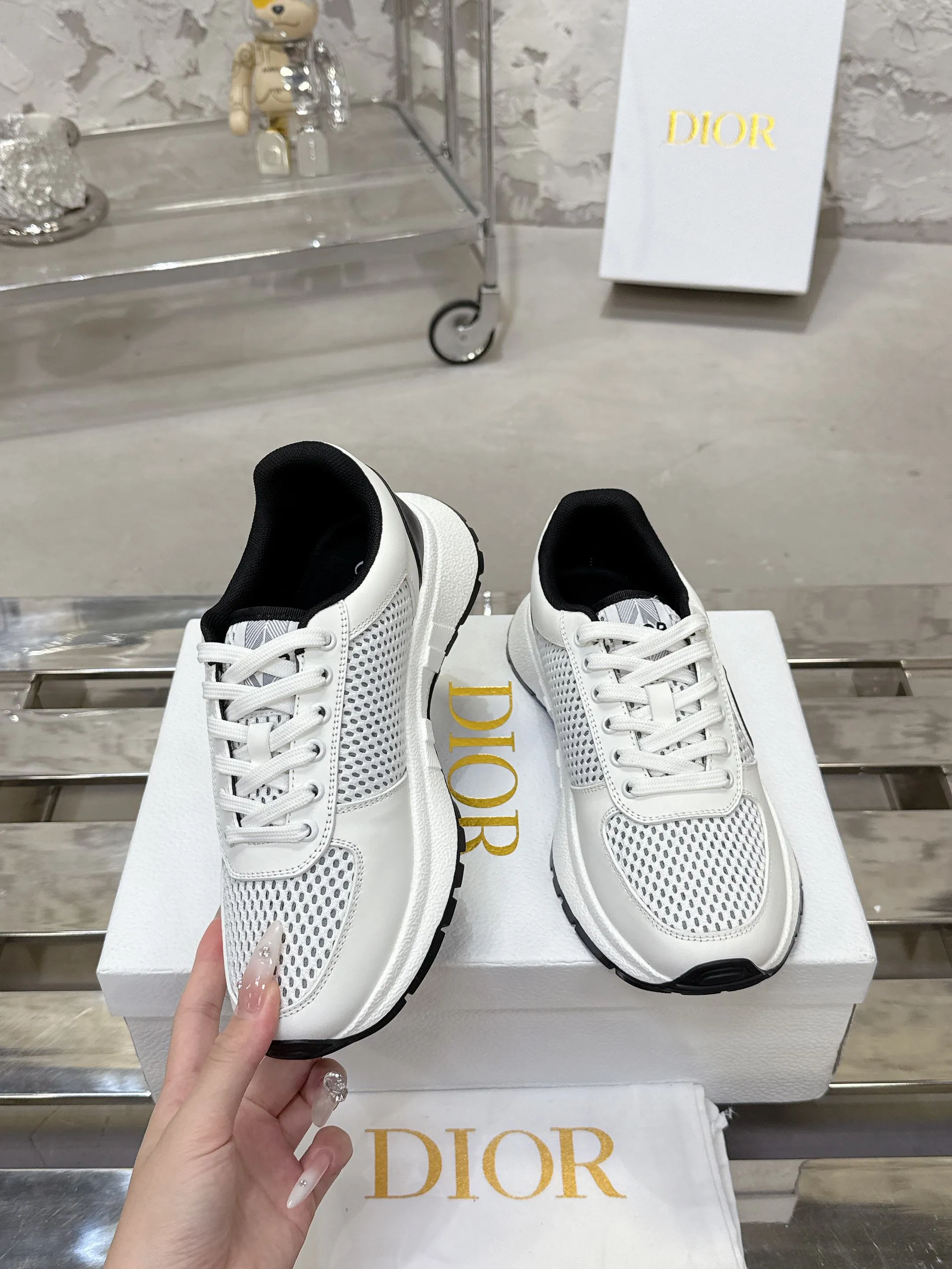 Factory price 680💰 Top version! ! ! Dior Dior's latest Run'n'Dior series, couple's thick-soled casual sneakers, originally purchased, developed and manufactured. This Run'n'Dior reinterprets sports style with an elegant and fashionable shape. The upper is crafted from white mesh fabric and features the Christian Dior Paris signature on the laces and heel. The exquisite two-color sole is light and soft, which can add a high-end temperament to all kinds of casual looks. Exquisite packaging at the delivery counter 🛍📦 ▪️Fabric: Original customized imported first-layer cowhide ▪️Inner lining: Imported original lining ▪️Sole: Original molded non-slip TPU material ▪️Size: Women's 35-41 / Men's 39-46 (Female 40 41 / Men's 38.45.46 customized)